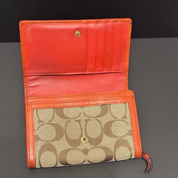 Wallet by Coach. Pre-Loved - Picture 4 of 11